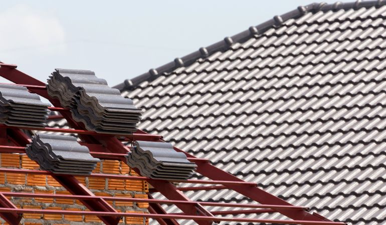 Pose de tuiles, ardoises, Zinc et bac acier à Voisins-le-Bretonneux 78960 dans la Yvelines 